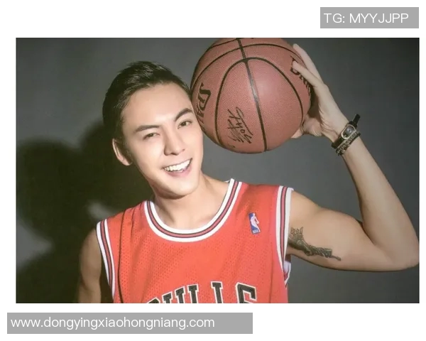 男足球明星与女明星亲密合影展现运动与时尚的完美结合