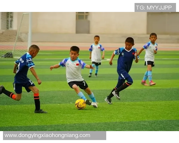 肩膀宽的足球明星如何在赛场上展现力量与魅力的完美结合 肩膀宽的足球明星如何在赛场上展现力量与魅力的完美结合